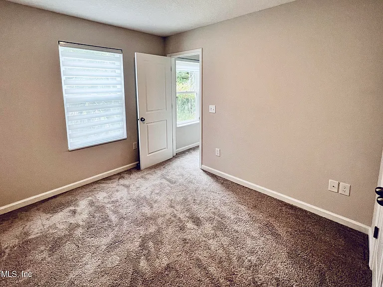 535 S Woodlawn St — Photo 11