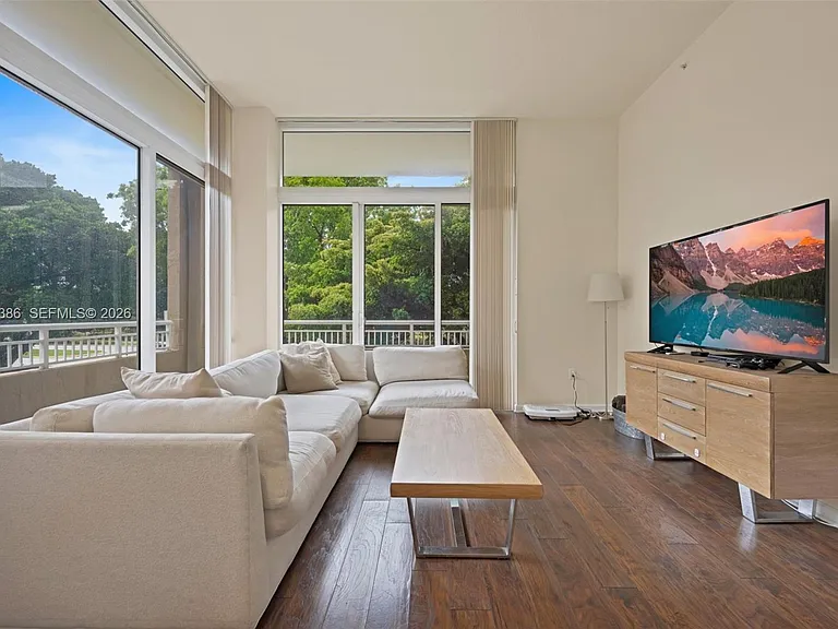 19501 W Country Club Dr #208 — Photo 2
