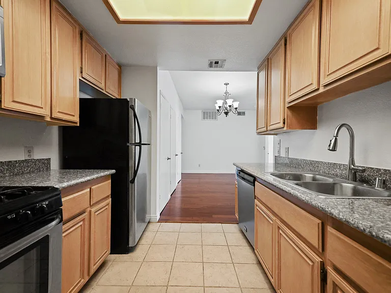 111 S Croft Ave — Photo 11