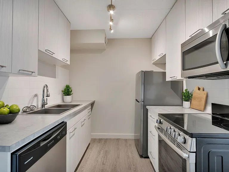 22 Munroe Pl — Photo 1