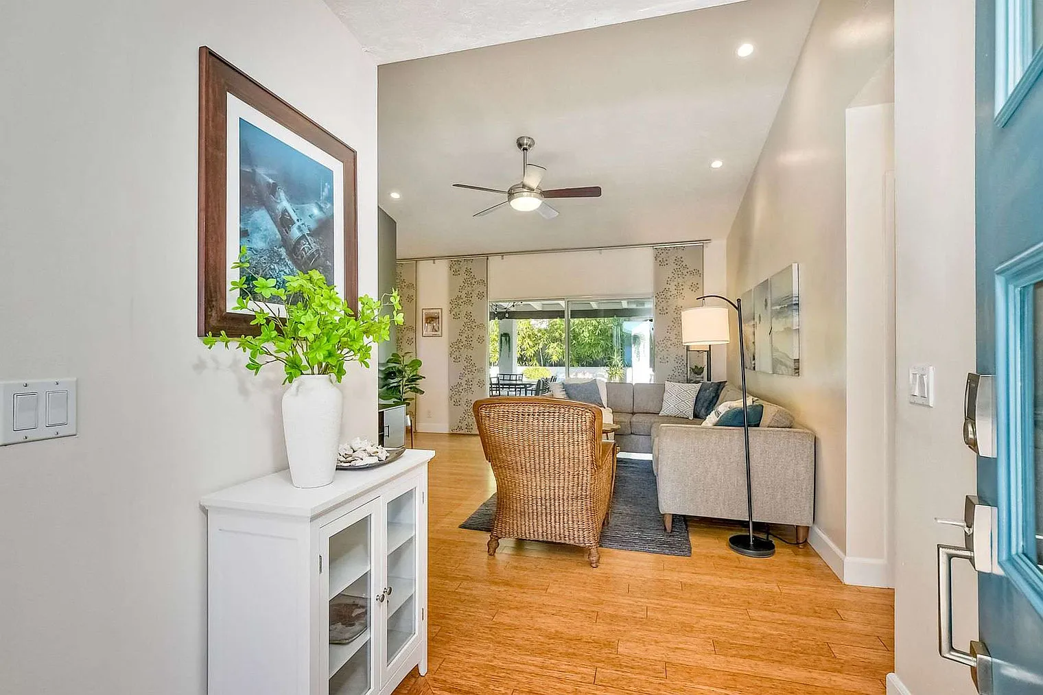 3 bed, 2.0 bath, 1313 sqft, $8,827 — Photo 2