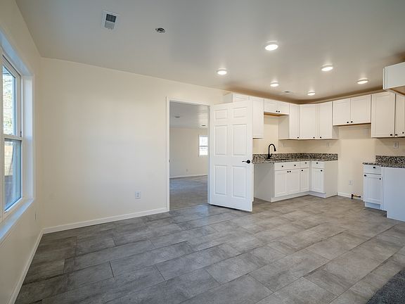 5th image of 301 Simpson St