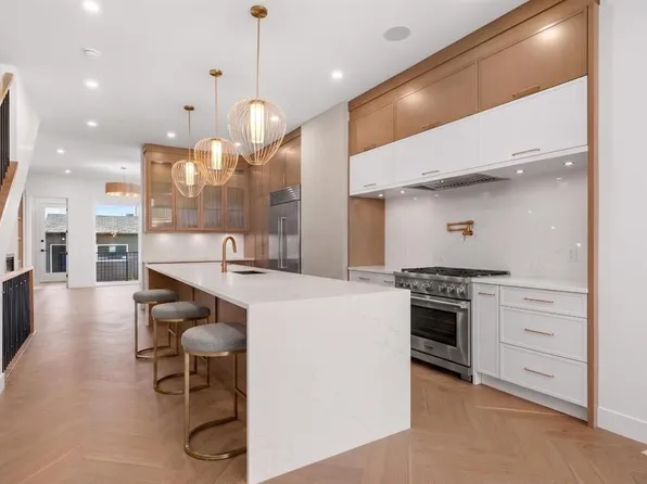 5104 SW 21st Ave NW, Calgary, AB T3B 0X4