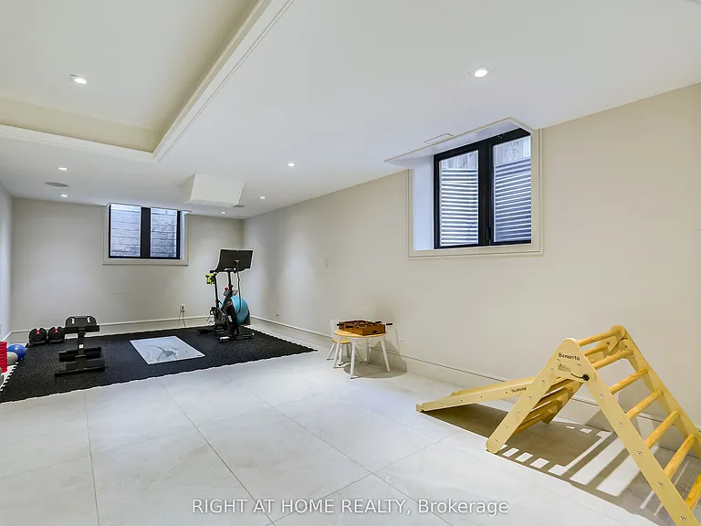 585 Montbeck Cres — Photo 41