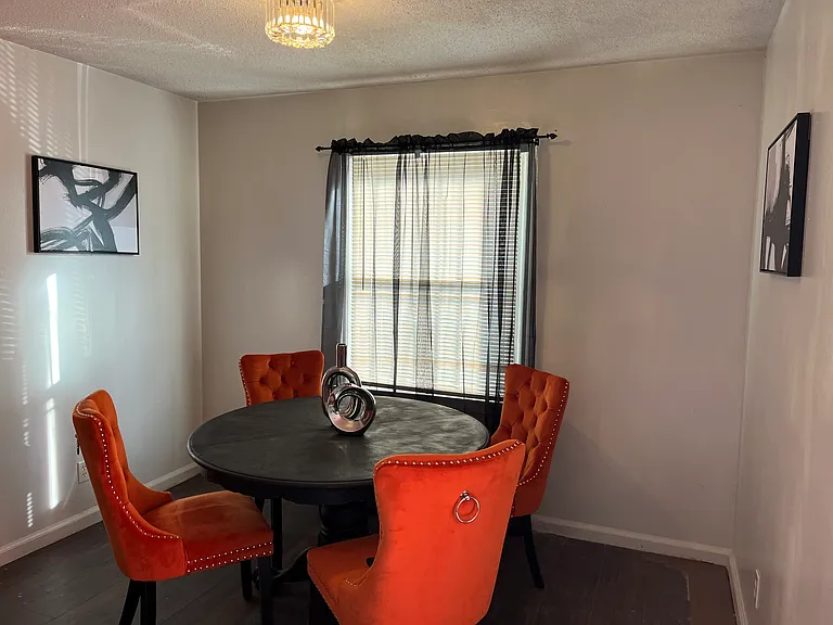 1811 Penelope Rd NW — Photo 2