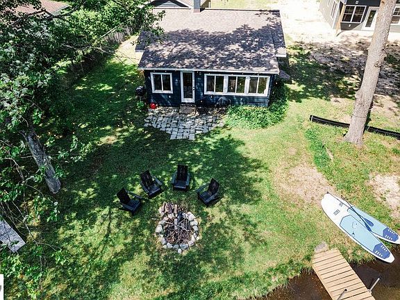 3rd image of 3185 Riverside Dr