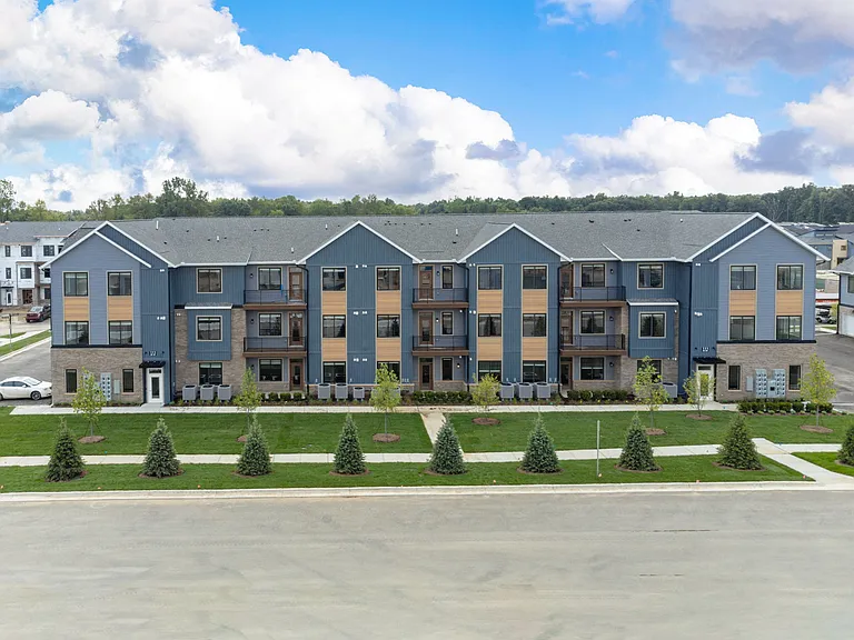Woodview Commons — Photo 15