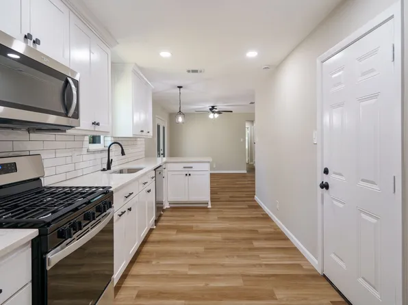 300 NW Summercrest Blvd, Burleson, TX 76028