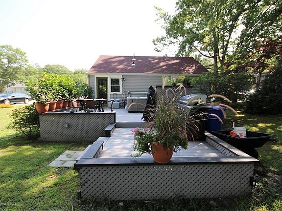 4th image of 542 Gilford Ave