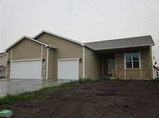8716 Eagle Feather Dr, Manhattan, KS 66502