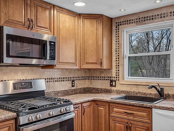 5th image of 17 Brentwood Dr