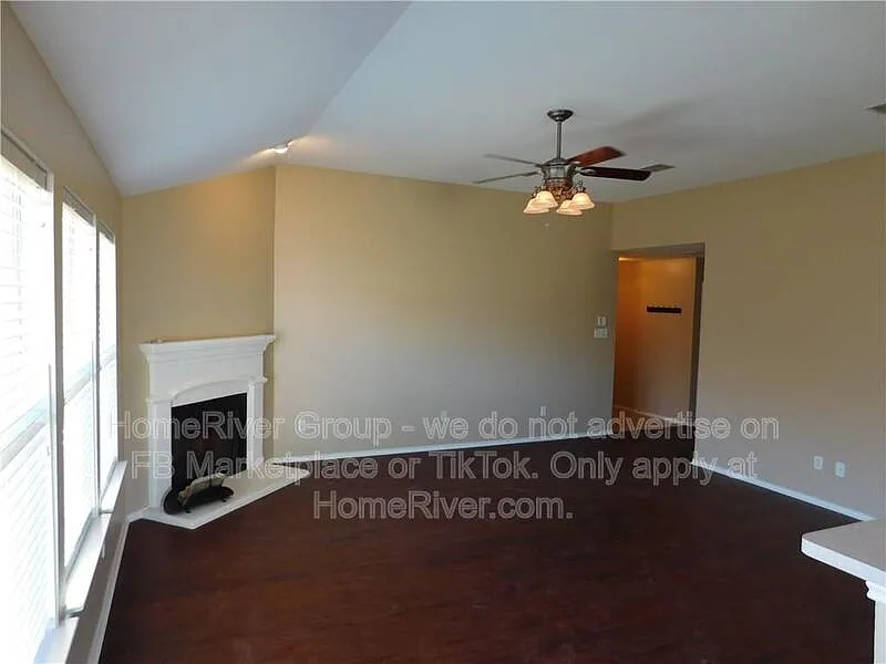 3 bed, 2.0 bath, 1595 sqft, $2,000 — Photo 3