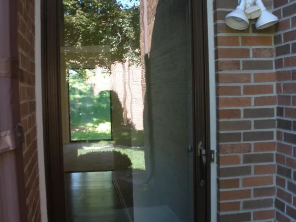 33561 Pondview Cir, Livonia, MI