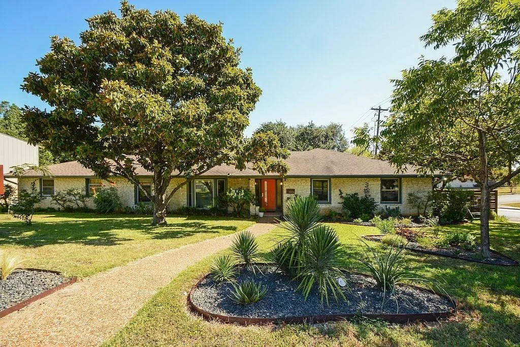 4 bed, 2.5 bath, 2624 sqft, $3,995 — Photo 2
