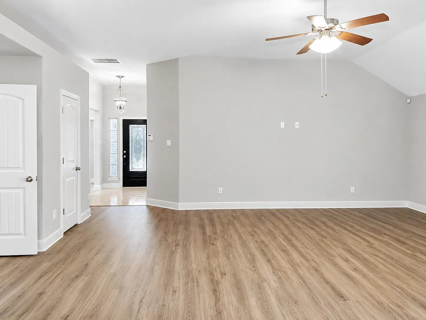 3 bed, 2.0 bath, 2044 sqft, $3,150 — Photo 4