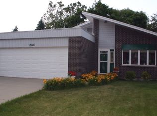 1820 E Camp McDonald Rd, Mount Prospect, IL 60056