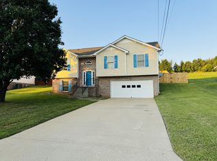 1025 Persimmon Ct, Clarksville, TN 37040