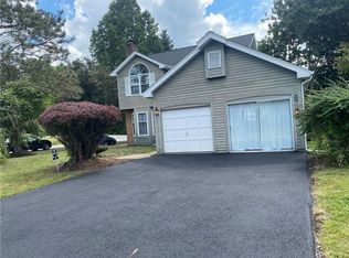 3 Fieldstone Ln, West Henrietta, NY 14586