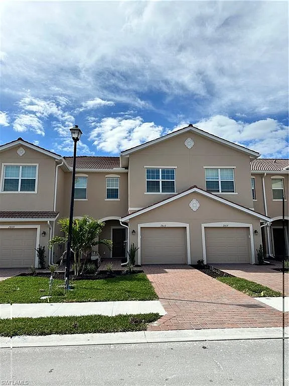 3 bed, 2.5 bath, 1879 sqft, $2,300 — Photo 1