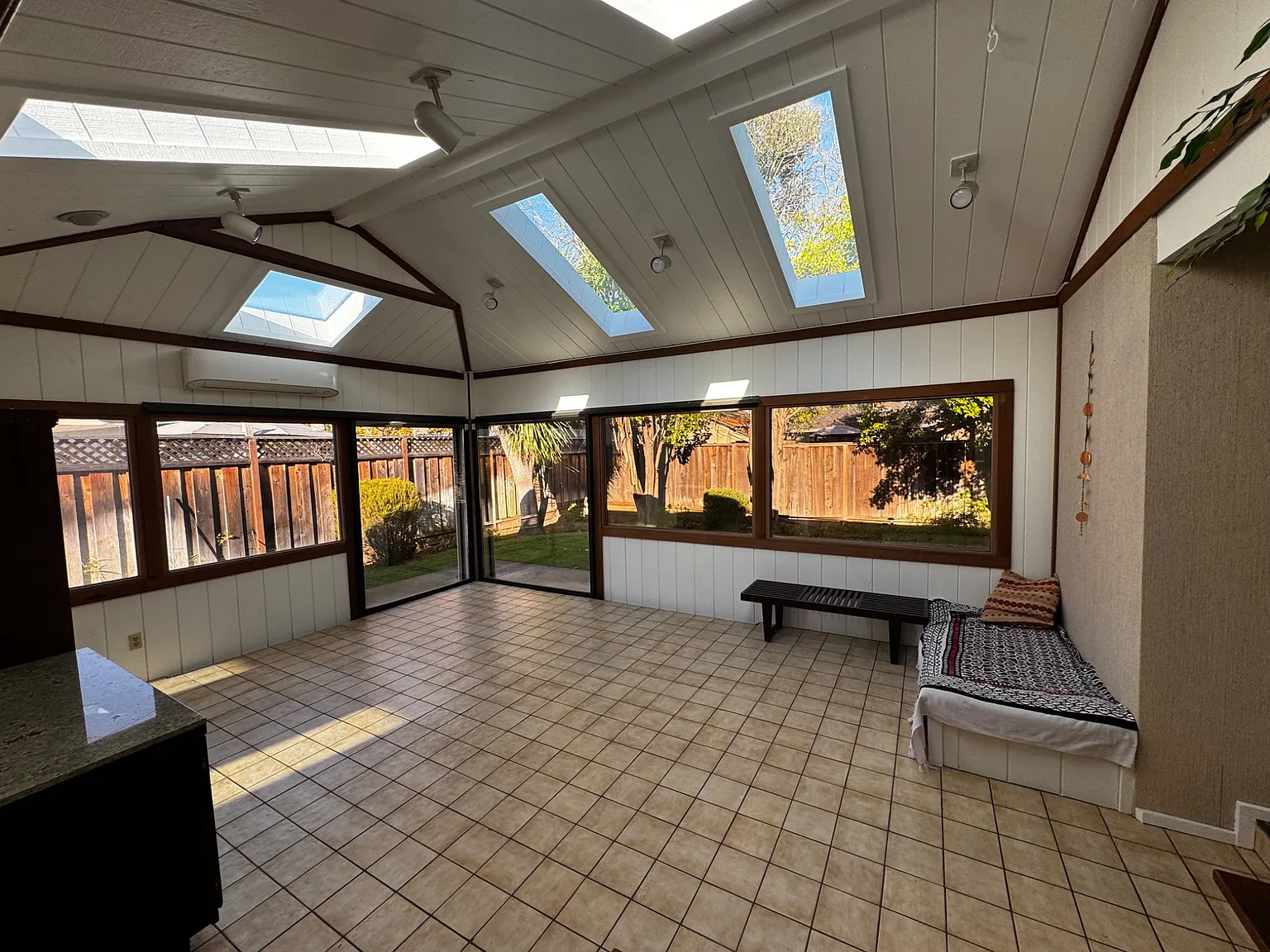 4 bed, 1965 sqft, $6,400 — Photo 2