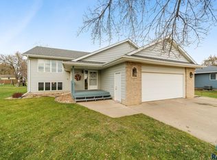 712 W 4th Ave, Lennox, SD 57039