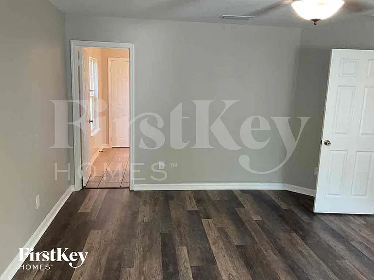 121 Alexandria Cir — Photo 9
