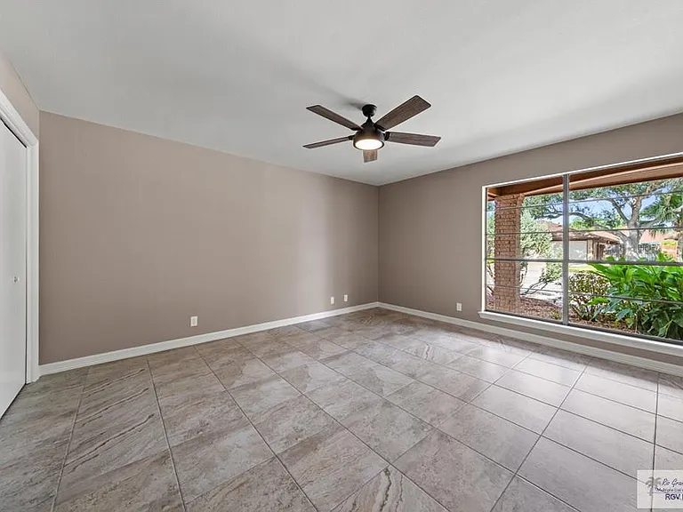 1925 Loquat Dr — Photo 24