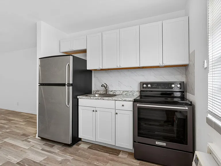 2275 NE 12th St #13 — Photo 8