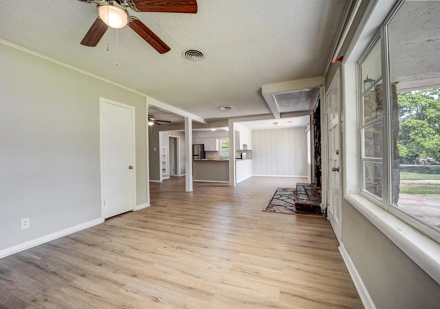 Free Month Rent! Freshly Updated 3 Bedroom Home — Photo 4