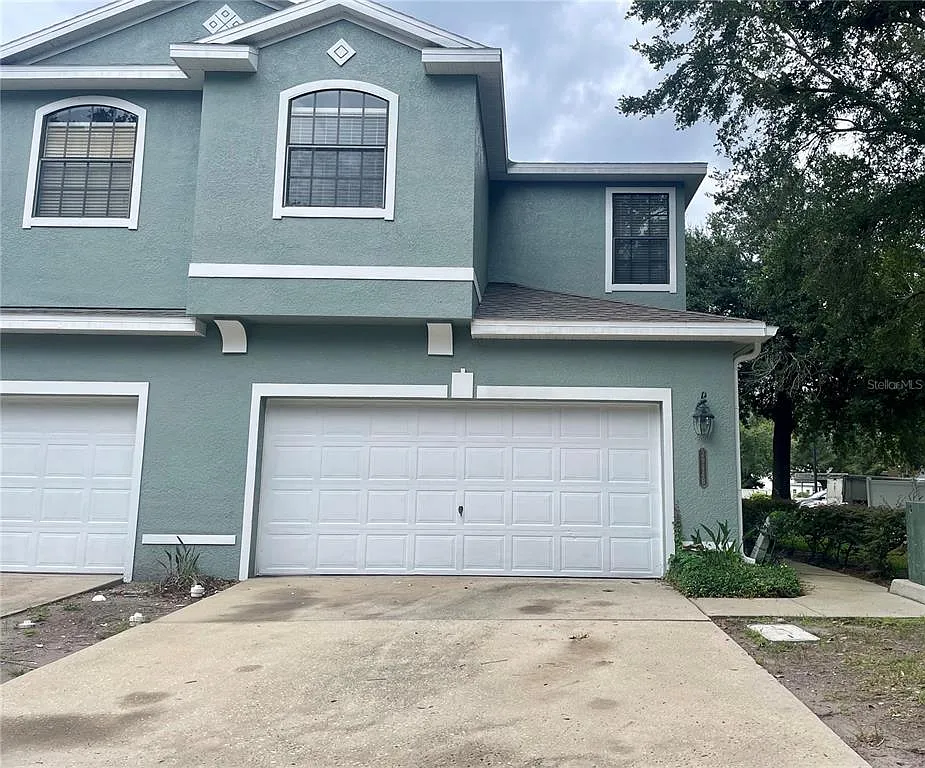 3 bed, 2.5 bath, 1570 sqft, $2,200 — Photo 2