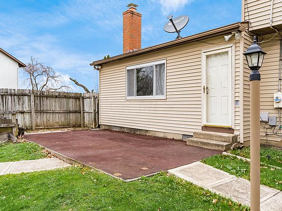 4th image of 6585 Birchview Dr N