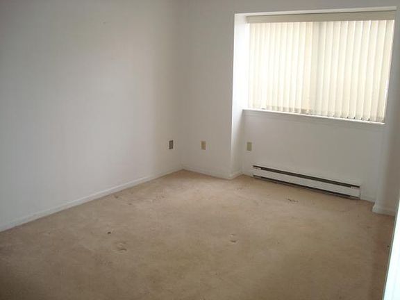 4th image of 72 Eaton Lane #72