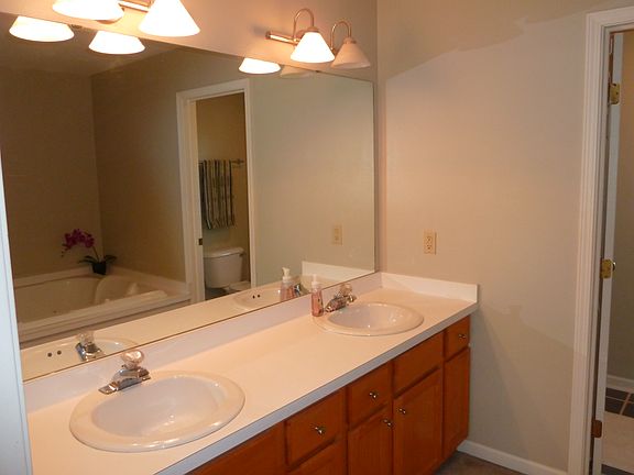 3rd image of 26420 Oak Meadow Dr E