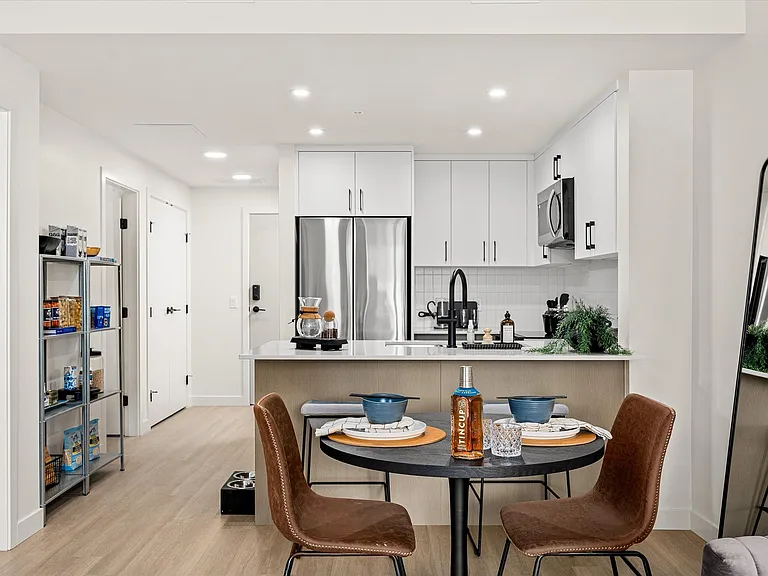 1131 Lawrence Ave — Photo 10