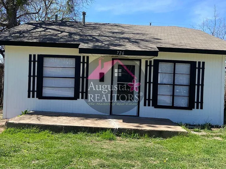 726 Ross Ave — Photo 1