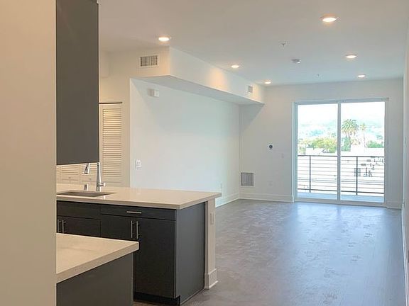 3rd image of 4055 Oakwood Ave #406