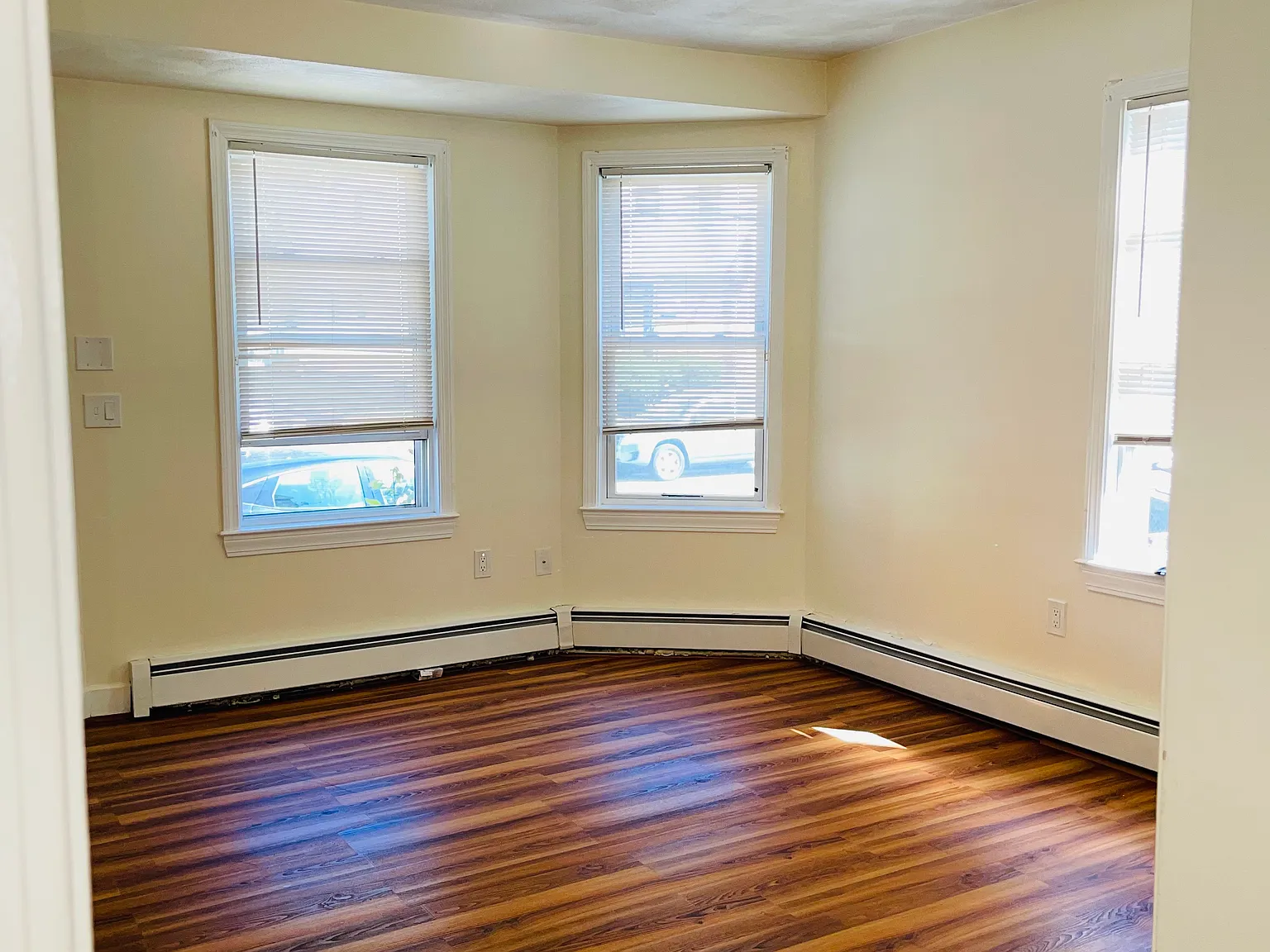 137 W Selden St — Photo 2