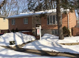 1068 Valley Stream Dr, Wheeling, IL 60090