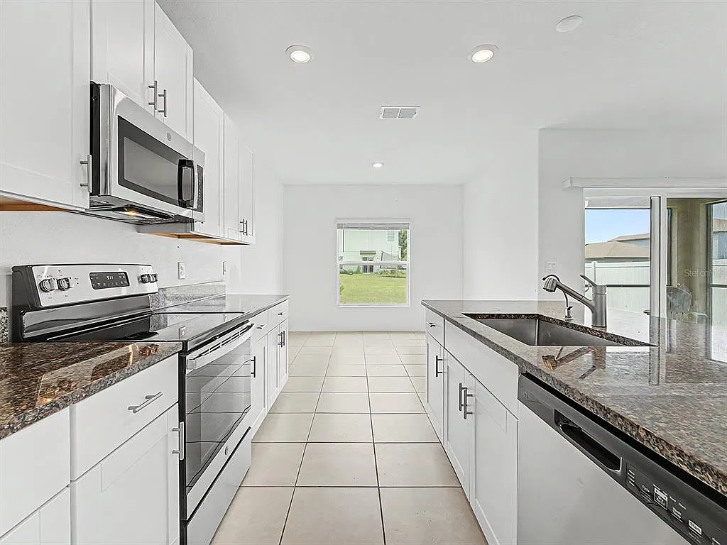 4 bed, 2.5 bath, 2073 sqft, $2,400 — Photo 3