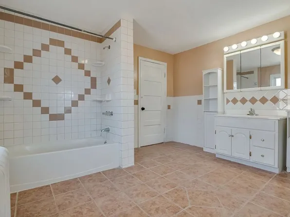 516 Hickory St, Old Forge, PA 18518