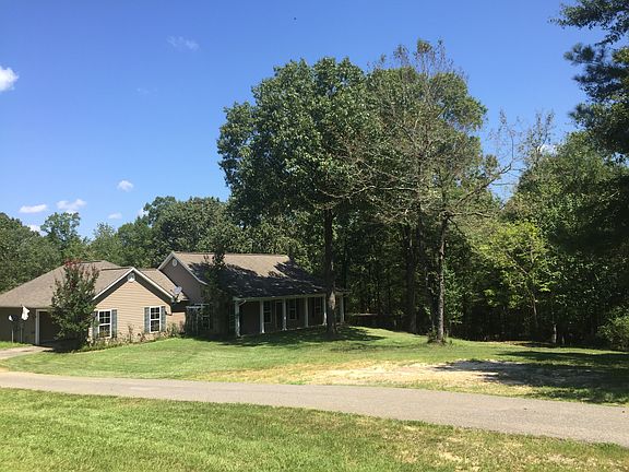 Beautiful LARGE front yard!!