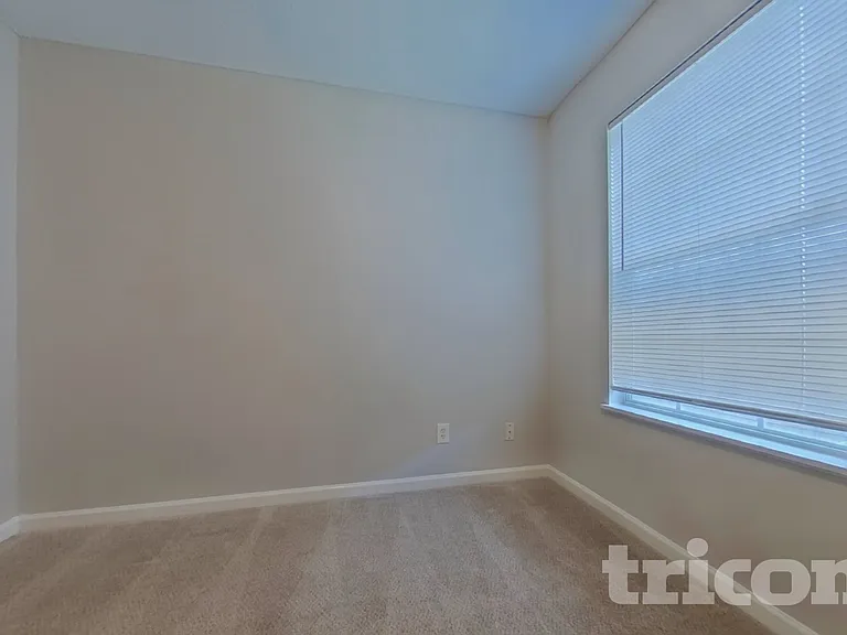 945 Schofield Ln — Photo 10