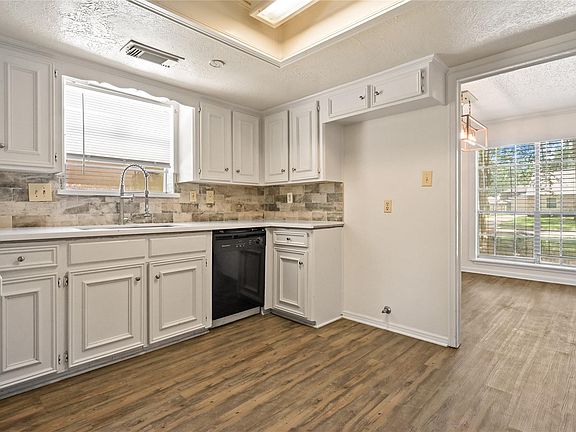 3rd image of 15015 Gladebrook Dr