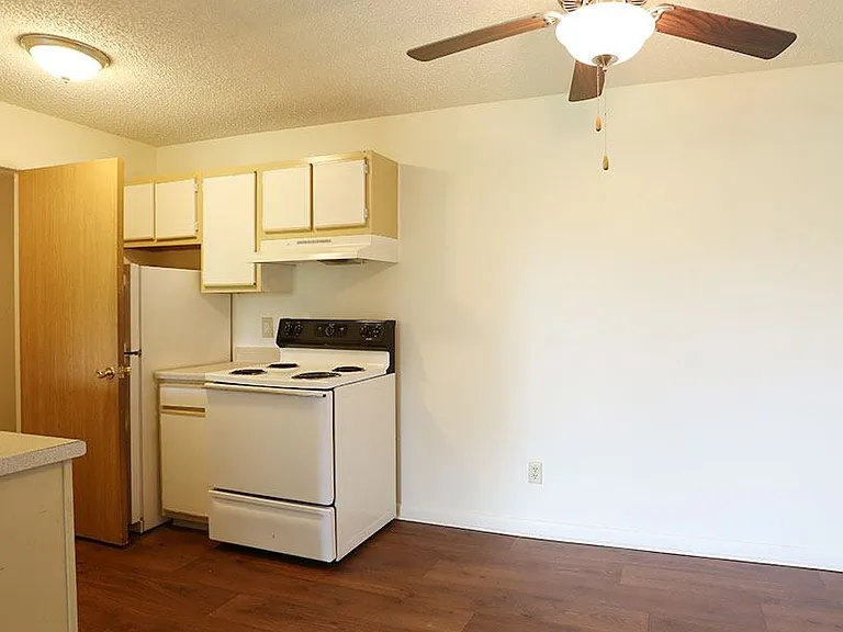 SYCAMORE CREEK APARTMENTS — Photo 6