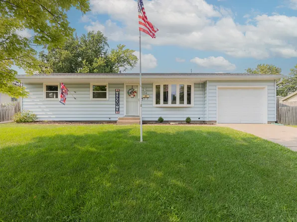 1114 Hillside Dr, Bettendorf, IA 52722