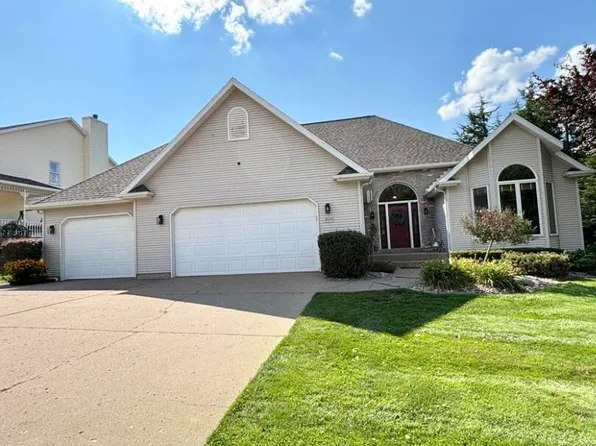 3025 Provence Ln, Muscatine, IA 52761