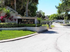 2601 Emerald Lake Ct