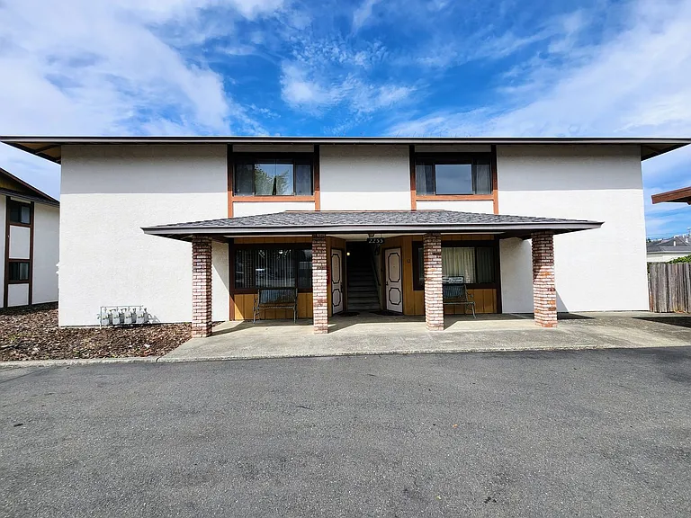 2255 Arbutus St — Photo 1