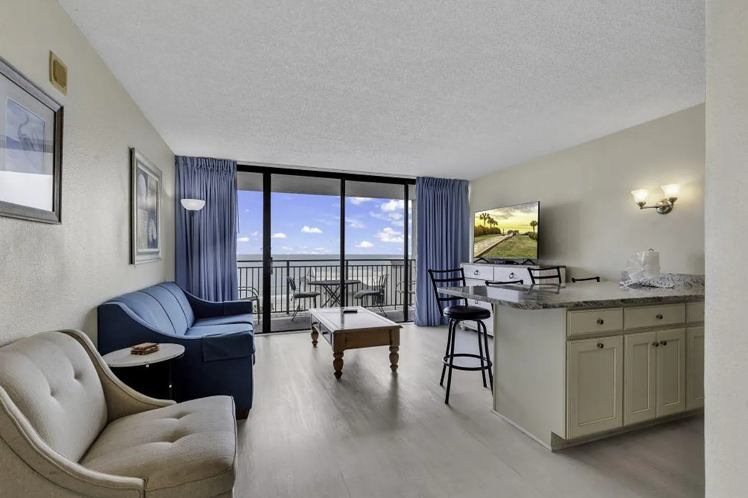 1 bed, 1.0 bath, 645 sqft, $2,577 — Photo 1