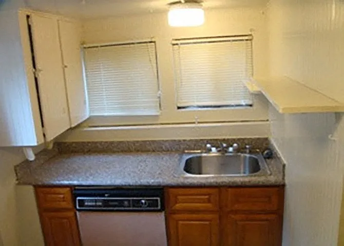 2545 Benvenue Ave — Photo 21